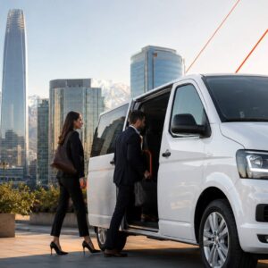 Ejecutivos en Santiago accediendo a un servicio de transporte corporativo digitalizado que mejora la puntualidad y productividad laboral de equipos empresariales