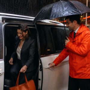 Vehículo de transporte ejecutivo corporativo circulando por Santiago durante lluvias intensas, servicio Movidos.cl