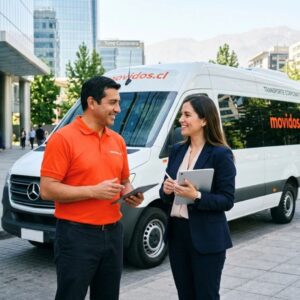 Conductor de Movidos.cl junto a una van ejecutiva coordinando un servicio de transporte corporativo con una profesional en Santiago de Chile.